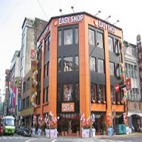 奧黛莉EASY SHOP特色在於鮮橘色的外觀，現在EASY SHOP深入台灣各個角落，多以三角窗的地點塑造出獨特的品牌形象