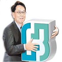 蔡董事長抱著富邦logo合拍照