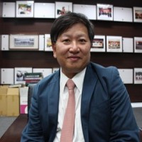 經寶精密股份有限公司董事長和總經理鍾國松。