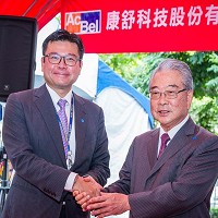 康舒科技股份有限公司董事長許介立(左)和金仁寶集團董事長許勝雄(右)。)