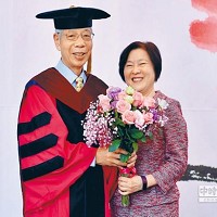 清華大學頒授名譽博士證書給台積電副董事長曾繁城（左），曾夫人陳韓女士（右）獻花祝賀。圖／清大提供