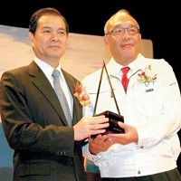 和椿科技在董事長張永昌（右）對全面品質管理堅持與努力下，榮獲了第18屆國家品質獎