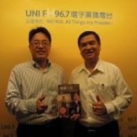 主持人林宏文(左)和精湛光學董事長吳俊男(右)