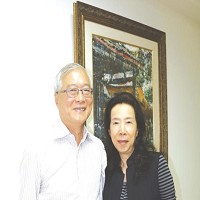 吉源-KY董事長林漢清（左）平日不僅注重飲食總熱量控制，也與太太周惠英（右），一起討論收藏油畫與雕塑作品事宜。圖／劉朱松