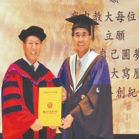 台灣喬山健康科技集團董事長羅崑泉（左），7日獲母校台中教育大學授與榮譽博士學位。 （圖自台灣《中國時報》）
