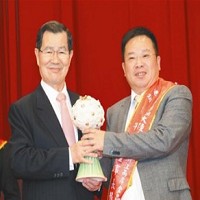 楊進發（右）榮獲第二屆傑出大陸台商獎，前副總統蕭萬長（左）出席頒獎。