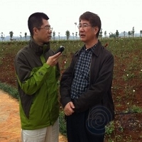 台商陳嘉雄(右)接受記者採訪，有信心和志同道合的朋友一起為這座香都貢獻出一番心力