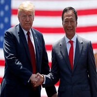 美國總統川普2018年6月28日在鴻海威斯康辛州廠破土典禮上與鴻海創辦人郭台銘握手照。 路透