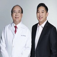 達爾膚董事長吳奕叡（右）與父親皮膚科權威醫師吳英俊