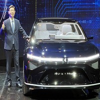 鴻海電動車正式亮相。