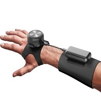 GyroGlove™是世界上首款為顫抖症患者量身訂製的可穿戴式醫療設備，利用陀螺儀功能以機械方式控製手部震顫。鴻海/提供