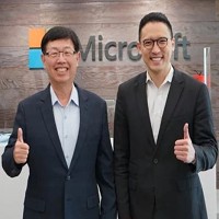 圖為鴻海董事長劉揚偉（左）、台灣微軟總經理孫基康（右）。 圖／業者提供