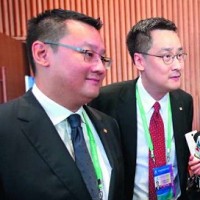 去年APEC上，丁廣欽（左二）與丁廣鋐（左一）分別在「企業領袖高峰會」等場合致詞、發表演說。中央社