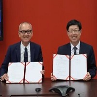 國巨董事長陳泰銘（左）與鴻海董事長劉揚偉簽署合資新設國瀚半導體公司協議。鴻海╱提供