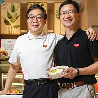 大成集團副總裁韓家寅(左)與新食成總經理詹金和(右)