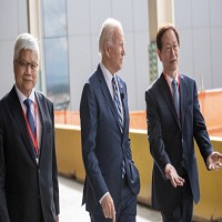 台積電總裁魏哲家(左)、美國總統拜登(中)、台積電董事長劉德音(右)。台積電提供