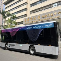 鴻海子公司鴻華先進首輛電動巴士Model T昨交車（圖）。記者林巧璉／攝影