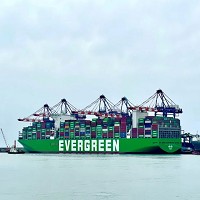 長榮海運第六艘全新2.4萬TEU級貨櫃輪「長彩輪」靠泊台北港北六號碼頭裝載貨櫃。長榮海運／提供