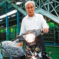 三陽工業董事長吳清源以燃油機車練兵，握有鋁電池關鍵技術，助三陽跨足電動機車並進軍國際。