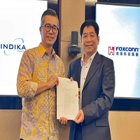 Indika能源投資長Purbaja Pantja（左）與鴻海電池策略主管Troy Wu簽署合資協議，加強在印尼發展電動車及其生態系統。圖／鴻海提供