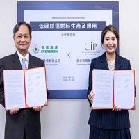 長榮海運與CIP簽署合作備忘錄，圖左起為長榮海運總經理謝惠全、CIP台灣區董事總經理許乃文。長榮海運提供