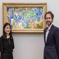 奧塞美術館行政總監（General Administrator of Musée d’Orsay）Pierre-Emmanuel Lecerf與VIVE Arts總監葉心宇於VR沉浸式體驗特展《梵谷的調色盤》（La Palette de Van Gogh）現場合影。（宏達電提供）