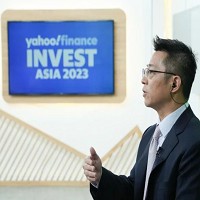 群創董事長洪進揚在「Yahoo財經投資趨勢高峰會」中接受美國Yahoo財經執行編輯Brian Sozzi專訪，暢談面板產業展望。圖／Yahoo奇摩提供