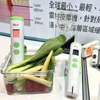 圖／瑞愛生醫的光學感測技術，透過儀器直接檢測蔬果的農藥殘留。郭逸攝