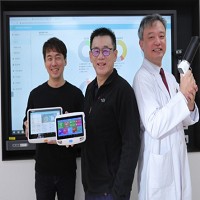 圖／鴻海數位健康專案設計總監盛英瑋（左）、鴻海B事業群總經理姜志雄（中）及黃奕修（右）合照。黃菁慧攝