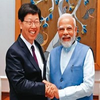 日前鴻海董事長劉揚偉（左）2度造訪，拜會印度總理莫迪（右）。（翻攝鴻海推特）