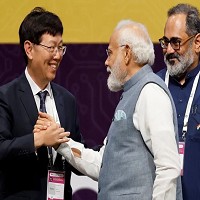 印度總理莫迪（右二）與鴻海董事長劉揚偉（左）7月28日在印度年度半導體大會上握手。路透