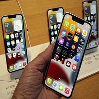 蘋果即將發表新款iPhone 15，鴻海旗下富士康調派逾2,300人 支援河南濟源廠以最大產能生產。 美聯社