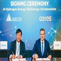 台達氫能源應用新事業發展部總經理蔡文蔭（左）及Ceres執行長Phil Caldwell簽訂氫能源電池堆技術移轉及授權合約。 台達電／提供