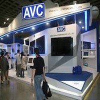 客戶們正在奇鋐科技(AVC)的參展攤位參觀最新產品