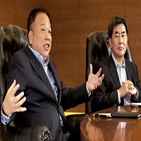 宸鴻光電董事長江朝瑞(左)和總經理鍾依華(右)