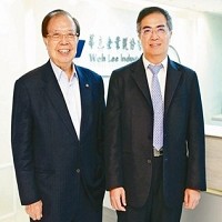 華立集團董事長張瑞欽（左）與執行長兼總經理張尊賢（右）