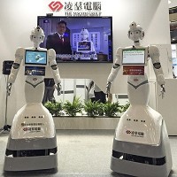 凌群電腦公司生產的服務型機器人