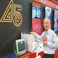 鴻海代理董事長呂芳銘主持45周年回顧暨創新科技展，並導覽8K與5G專利技術與產品。 記者侯永全／攝影