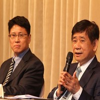 可成董事長洪水樹(右)看好智慧醫療發展前景，轉投資悅康科技，並委由財務長巫俊毅(左)擔任董事長。