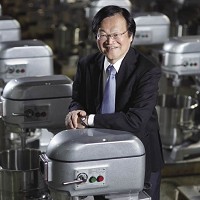 新麥機械董事長呂國宏與烘培設備產品一起合照
