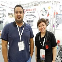 冠宇業務經理顏素貞（右），沙烏地阿拉伯經銷商代表人MUSA ASSAF ALOTAIBI攝於展場。 翁永全/攝影