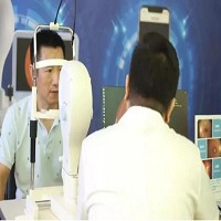 民眾在接受寶島眼鏡的檢查眼睛的診療