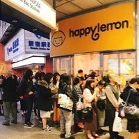 快樂檸檬東京新宿車站店11月29日開幕，出現驚人的排隊人龍。 (雅茗提供)