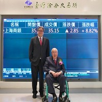 右為高齡96歲董事長榮鴻慶，左為孫子榮康信副總經理。
