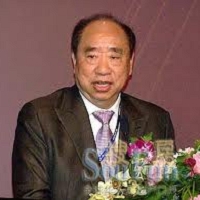河南鄭州丹尼斯百貨公司董事長王任生在台上致辭的照片