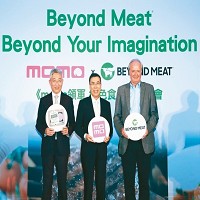 富邦媒董事長林啟峰（中）宣布，代理知名素肉品牌「Beyond Meat」，將拓展虛擬通路、實體零售店鋪、餐飲飯店等通路。 富邦媒／提供