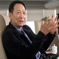 南京金鷹國際集團有限公司董事長王恒（左）。