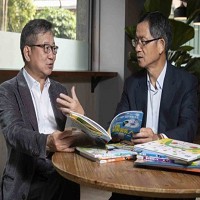 康軒文教集團董事長李萬吉（右）與黃日燦律師（左）討論經營中國市場策略。
