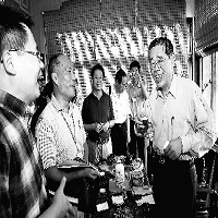 在天福茶博院，李瑞河(右一)與媒體采風團交談。記者 祝敏松 攝
