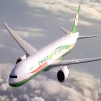 印有EVA AIR的長榮航空在空中翱翔